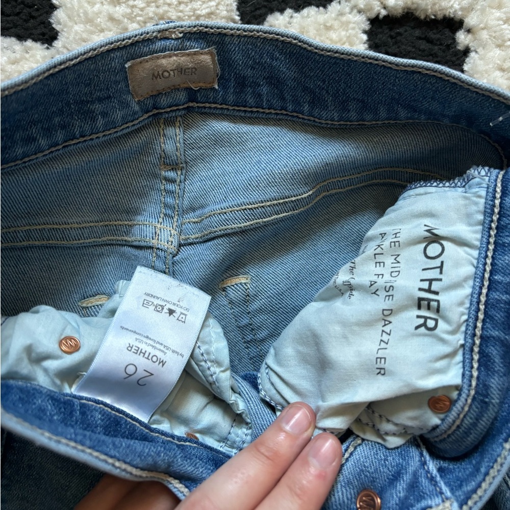 Mother - The Mid Rise Dazzler Ankle Fray Denim Jeans in Riding the Cliffside - Picture 8 of 10